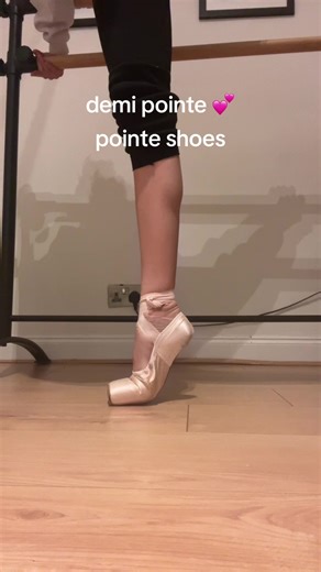 demi pointeeee!!!💕 the muscle omg 😭🙏🏼 #fyp #ballet #pointeshoes #viral #xyzba