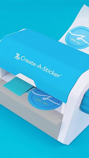 Silhouette Brasil on Instagram: "Crie seus adesivos manualmente com a Máquina de Fazer Adesivos Xyron - 13 CM X 3 M. ✂️🌈 🩷Com o Máquina de Fazer Adesivos Xyron - 13 CM X 3 M, você pode criar adesivos personalizados em segundos. Ela não precisa de eletricidade ou tempo de secagem, e você pode transformar praticamente qualquer coisa em um adesivo. Essa máquina de fazer adesivos manual faz adesivos não tóxicos, sem ácidos e seguros para seus projetos a qualquer momento que você precisar.✨ Ela aco