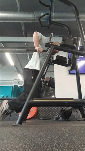 32kg/70.5lb x 6 wieghted dips, nice stretch pause on the last rep. PR. dips are getting easy