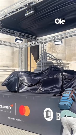 Diario Olé on Instagram: "🧡 ¡EL MCLAREN ESTÁ EN BUENOS AIRES! 🏆 🔝 El auto de la escudería bicampeona del mundo en Fórmula 1 será exhibido en la Casa Central del Banco Nación a partir de las 9.00 🏎️ 📍 Av. Rivadavia 325 📹 @cami.corrales @silvaffabrizio"