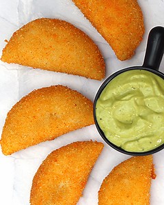 220K views · 8.1K reactions | Is Ramzan iftar me sab loot loot ke khayen ye half moon pie | Cooking With Benazir | Facebook