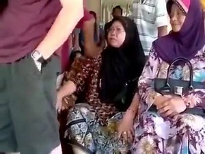 1.1M views · 15K shares | Katanya bomoh tukar skru cara batin bukan bedah...Keluar exit Gurun. Menghala Sik. Sampai Jeniang masuk dlm kg lebih kurang 2km ada signboard.. ada org lumpuh tukar skrew lutut dah boleh jalan. bomoh pak tek jan buka hari selasa hingga Ahad pagi hingga kul 1. Tgh. Isnin tutup #Jeniang #Kedah | The Malaysian Update | Facebook