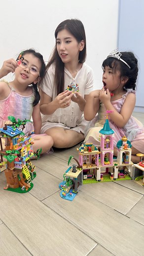 Stephie 蔚絲 | 那天我在厨房做着晚饭，走出来看到小蒽蒽四岁就能自己组装了有被惊艳到。本来以为只有姐姐会玩，妹妹陪玩的概念。 她们从小Lego就陪玩到大，之前的Duplo玩到现在Standard的。妹妹只能加把劲跟上咯🤣 @lego #LEGOMY #SheBuiltThat | Instagram