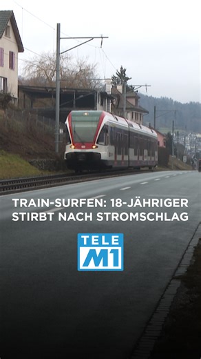 Train-Surfen: 18-Jähriger stirbt nach Stromschlag in Beinwil am See Zuerst in Langenthal, dann in Zofingen und jetzt in Lenzburg. Ist es eine TikTok-Challenge? Oder weshalb verunglücken schon wieder Jugendliche beim Train-Surfen? Am Donnerstagabend stiegen zwei Teenager in Lenzburg auf einen Zug. Sie befanden sich fast eine halbe Stunde auf dem Dach, ohne entdeckt zu werden, bis der 18-Jährige in Beinwil am See an einem Stromschlag starb. Sein Kollege blieb unverletzt. Link zur ganzen Newssendun