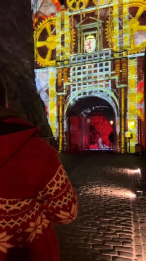 The Castle of Light transforms Edinburgh Castle into a glowing masterpiece every winter… 😍🏰 I went to the Fire and Ice launch last night and it was even more magical than I expected… the colours, the projections, the atmosphere, the storytelling… everything felt straight out of a storybook. It runs from 21 Nov to 4 Jan, evenings 4:30–9pm (last entry 7:45pm). Who’s going this year? Or have you been before? 🤔 Invited by @edinburghcastle P.S.To help you plan your trip - whether you’re coming thi