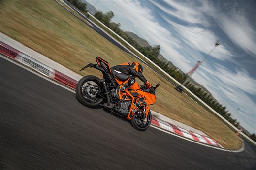 KTM RC 390 量身定制的弯道ABS系统 速度传感器、IMU与ECU相互配合 无惧压弯，最大限度提升骑行安全性！ #ReadyToRace