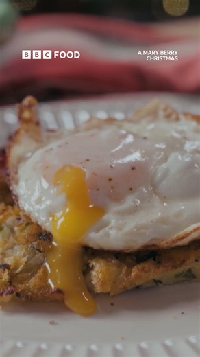 The ultimate brunch to end the Christmas holidays. Mary Berry's bubble and squeak (with bacon and egg). https://www.bbc.co.uk/food/recipes/christmas_bubble_and_10373 | BBC Food