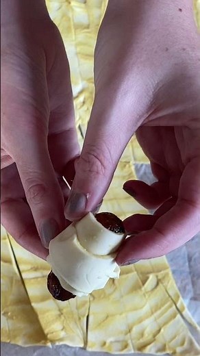 Pigs in Blankets Puff Pastry Wreath - Christmas recipes tasty easy ideas - pigs in blankets recipe