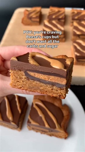 6 Ingredient HEALTHY PB CUP BARS 🥜🍫 100% flourless, low carb, gluten free, keto friendly, and so easy to make! Comment PEANUT BUTTER and I’ll send the full recipe straight to your inbox! You can also find the recipe on my blog at baketobefit.com or google “baketobefit peanut butter cup bars” ❤️ | Sarah's Fit Food