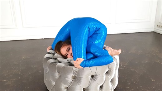 【转载】软功柔术80 Margarita三折下腰练习 高清60帧