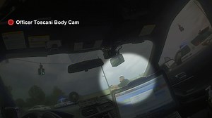 1.8M views · 56K reactions | ¡Sujétate fuerte para esta experiencia de película!  Cuando un conductor desesperado se convierte en el protagonista de su propia huida, el caos está garantizado. ¿Podrán los oficiales detenerlo antes de que sea demasiado tarde? ‍♂️‍♂️ #MiradaPolicial | Discovery en Español | Facebook