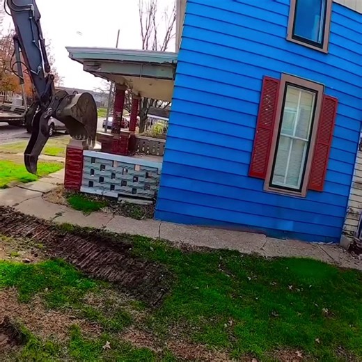 Demolition of the house endangers neighbors#demolition #demolitonconstruction #housedemolition
