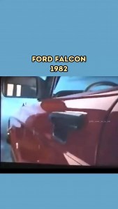 📍 En 1982, el Ford Falcon seguía siendo un ícono en las calles argentinas. Fabricado en la planta de General Pacheco, conquistó el corazón de los argentinos con su fuerza, su sonido inconfundible y su estilo clásico, dejando atrás a rivales como el Peugeot 504, el Chevrolet Chevy y el Dodge 1500. ⚙️ Comparado con los modelos anteriores, el Falcon 1982 ofrecía mejoras en detalles estéticos, una parrilla rediseñada y un interior más cuidado, manteniendo su carácter de auto confiable y resistente.