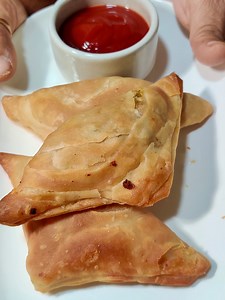 536K views · 10K reactions | Jab guests aaye to banaye ye jabardast snack - Aloo Puff Patties asaani se - Live video by Vijay Haldiya Text recipe link: https://www.zaykakatadka.com/recipe/aloo-puff-pattice-in-air-fryer/ Aloo puff Pattice | 5 minute Veg Recipes | Facebook