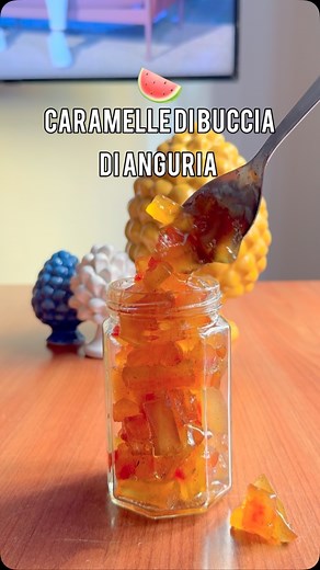 Questa è una ricetta antispreco!!! ⚠️ segui @roberto.portanova ✔️salva la ricetta 🥣falla anche tu!! 🍉CARAMELLE DI BUCCIA DI ANGURIA 🍉 INGREDIENTI: •700 GR DI BUCCIA DI ANGURIA •400 GR DI ZUCCHERO SEMOLATO •200 ML DI ACQUA •1 LIMONE( buccia e succo) •1 BACCA DI VANIGLIA ( semi e bacca) PROCEDIMENTO: Con l’aiuto di un pelapatate rimuoviamo la parte verde della buccia dell’anguria.Tagliamo la parte bianca a cubetti o a rettangoli piccoli. Mettiamo le bucce a cubetti in un pentolino coperte d’acq