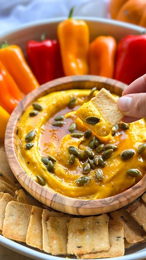 NEW 😍 CHEEZY HOT “HONEY” SQUASH DIP! (Dairy-free) Stop your scroll and save this recipe right now because it’s guaranteed to be a HIT at your next fall get together (and the perfect fall appetizer to make tonight for halloween)! It’s super creamy, a little sweet, a little savory with a touch of heat and so deliciously dippable! Comment RECIPE and I’ll send it right to you! #dairyfree #fallappetizer #holidayrecipe | jackfruitful kitchen blog
