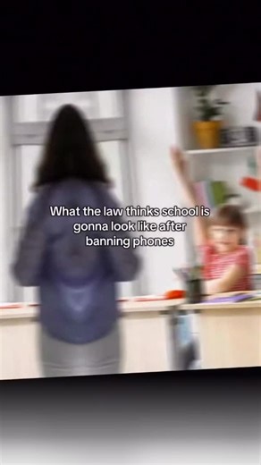 Uncrustamemes on Instagram: "日本利用压电瓷砖将脚步转化为电能。这些瓷砖捕捉来自你脚步的动能。当你行走时，你的重量和动作会对瓷砖产生压力。瓷砖会轻微弯曲，从而产生机械应力。瓷砖内部的压电材料将这种应力转化为电能。每一步都会产生少量电荷，而数百万步结合在一起就能产生足够的电力来驱动 LED 灯、数字显示屏和传感器。在像涩谷车站这样繁忙的地方，每天大约有 240 万个脚步为这一系统作出贡献。这些电能可以被储存或立即使用，从而减少对传统电力来源的依赖，并支持可持续的城市基础设施。这种方法将日常运动转化为实用的可再生能源 #日本 #知识 #事实 #你知道吗 #推荐 #科技 #创新 #历史 #技术 #实验 #热门"