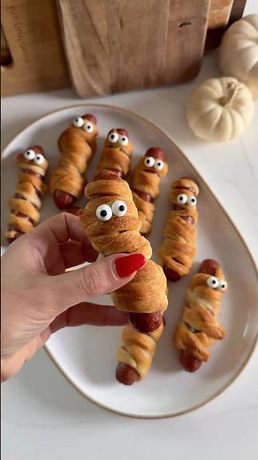the easiest halloween appetizer: mummy pigs in a blanket / hot dogs