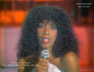 80's... "She Works Hard for the Money"... Basée sur une histoire vraie, cette chanson raconte le quotidien d'une femme qui cumule plusieurs emplois pour arriver à joindre les deux bouts. Une pensée pour Donna Summer, née le 31 décembre 1948... La reine du disco aurait eu 72 ans aujourd'hui. #DonnaSummer | Nostalgies 60'-70'-80'
