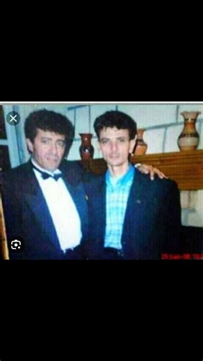 Décédé le 10 décembre 1998 Kamel Messaoudi: la voix mélancolique Le nom de Kamel Messaoudi rime à la fois avec le talent et la mélancolie. Qu'elle est belle et profonde la mélancolie quand elle est blottie dans les bras d'un talent artistique sans commune mesure, celui d'un Kamel Messaoudi, décédé prématurément, mais resté immortel par ses chansons uniques. Kamel Messaoudi a eu un parcours artistique atypique. Pour plusieurs raisons. Si dans la majorité des cas, le succès ne vient qu'après de lo