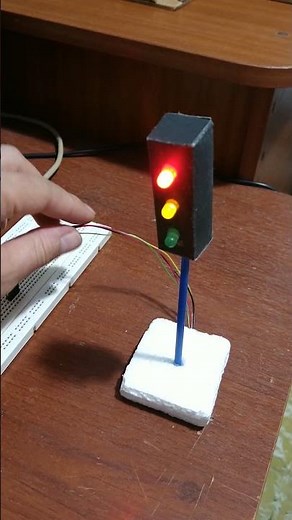 STOP IT NOW! 🍏 HOW TO BUILD a TRAFFIC LIGHT with LEDs | DIY
