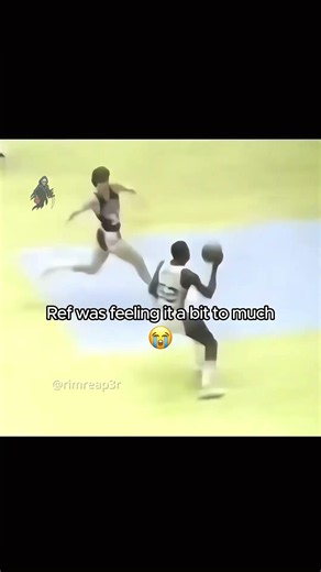 Ref was too invested in the dunk 🤣 #basketball