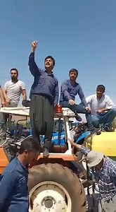 4.2K views · 79 reactions | Yol kapatan tütün üreticileri; "Tırşikçi kapitalistlere hayır". Adıyaman tütün üreticileri "yetki belgesi almadan, bildirimde bulunmadan tütün satışını yasaklayan düzenlemeyi" protesto etmeye devam ediyor. #tütünümedokunma #tırsıkcikapitalistlerehayır | Umut-Sen | Facebook