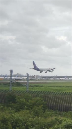 【成田空港】FedEx貨物機が着陸 力強いランディングシーン