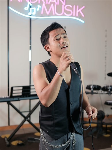 Andrian sings the song Open arms with his amazing voice🥰😍