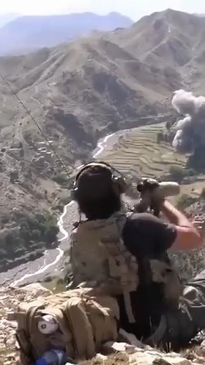 🇺🇸 From the moment he kneels into position, everything depends on him. High above the battlefield, a JTAC (Joint Terminal Attack Controller) guides Close Air Support with unwavering precision. Positioned on elevated terrain in Afghanistan, he communicates with pilots, marks targets, and controls the rhythm of fire. At his side, a machine gunner and a marksman form the protective triangle that holds the line. This is the hidden heart of modern warfare — not brute force, but mastery of timing, s