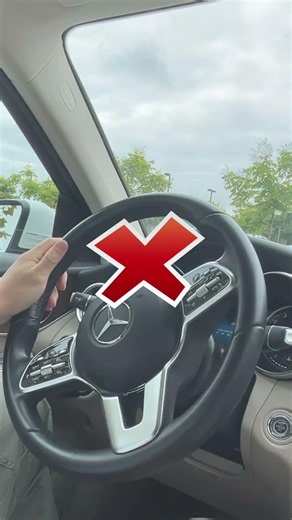 How to turn steering wheel correctly？