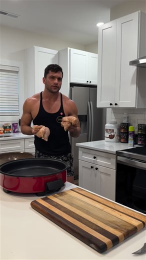 Cameron Dukes on Instagram: "283 calories 40g protein 4.5g fat 23g carbs makes 10 low calorie preps this is going to my cookbook Stage 1⬇️ Season 4 pounds of chicken breast 8g garlic 6g onion 6g chicken seasoning 6g paprika And 3 tablespoon tablespoons of honey teriyaki sauce makes this together. These are cooking on both sides for about 5 minutes with an internal temperature of 168° Stage 2 300 g of chopped carrots 800 g of broccoli florettes Add these into a bowl with salt and pepper Mix and t