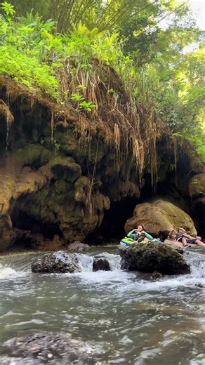 Cave Tubing Arecibo Puerto Rico. Si te gusta el agua clarita ahora es el momento de venir a esta excursión. #puertorico #cavetubingpr #arecibo #atracciones