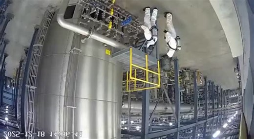 PUSAT LOKER HSE on Instagram: "Dalam waktu kurang dari 3 detik, inspeksi katup rutin berubah menjadi ledakan hebat dan kebocoran gas. Insiden ini membuktikan bahwa APD (Alat Pelindung Diri) tidak pernah opsional—pakaian pelindung dan respirator menyelamatkan nyawa. Kecelakaan paling berbahaya terjadi selama tugas-tugas yang sudah biasa dilakukan, ketika fokus menurun. LOTO (Lockout/Tagout) yang ketat, verifikasi tekanan, dan isolasi adalah hal yang mutlak. Alarm yang bereaksi cepat dan sistem ot