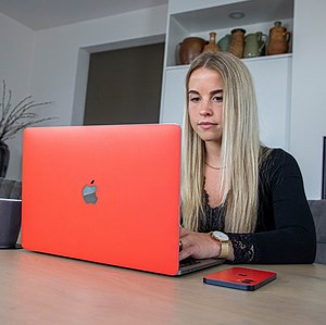 Macbook Pro 13’’ [2022 Met Apple M2 chip] Skin Mat Rood - 3M Sticker | bol