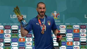 Bonucci bebe Heineken y Coca-Cola en rueda de prensa tras ganar la Eurocopa