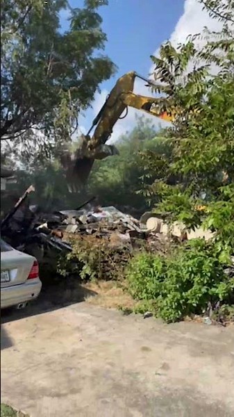 Demolition crews quickly take down structure after east-side SA home sustains excessive damage