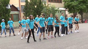 22K views · 468 reactions | Számos program várt a tanulókra szerdán a Győri SZC Bolyai János Technikumban a diáknapon拾, de az egyik legnagyobb esemény a két diákdiri jelölt bevonulása volt. A tanulók lelkesen készültek már hetek óta, hogy végre átvegyék a hatalmat az igazgatótól. | Mosonmagyaróvár TV | Facebook
