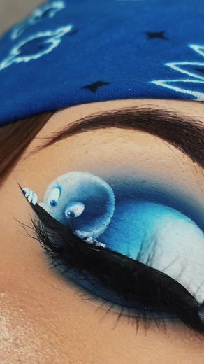 Casper Makeup Tutorial: Blue and White Eye Design