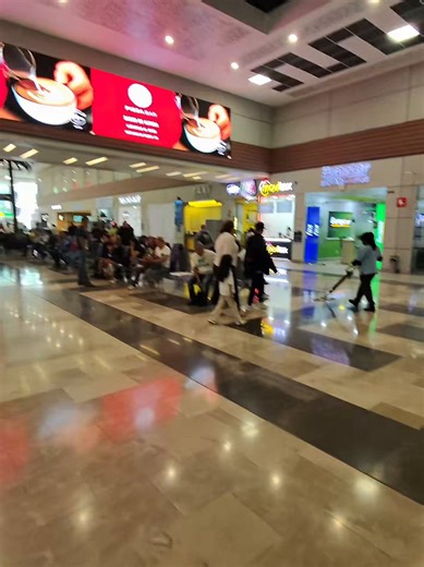 Y por qué estás grabando a la gente sin permiso y en zona federal? ¿Qué no a @LuisitoComunica lo multaron por lo mismo @SEDENA_MEX? Ah es que los privilegios ¿verdad?