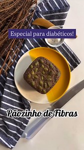 PÃOZINHO DE FIBRAS ESPECIAL PARA DIABÉTICOS!💜 ✅ INGREDIENTES: - 2 OVOS - 1 CS PSYLIUM - 1 CS SEMENTE DE CHIA - 1 CS FARELO DE AVEIA - 1/2 CCafé sal - 1 CCafé FERMENTO - *semente de abóbora para decorar ✅ PREPARO: - usei recipiente de 10cm ; - unte a forminha antes de colocar a massa; - leve para assar em forno pré aquecido à 180 graus por 20 minutos; - aguarde esfriar para fatiar ; - uma unidade tem 242kcal / 16g proteína / 14g fibras | Vida sem açúcar Hoje