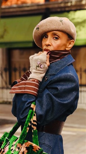 This is the Art of French Styling 🇫🇷✨ I think every woman I know admires the French woman’s style. It is classic, effortless, and endlessly chic - with that unmistakable je ne sais quoi. Whenever I see a French woman, she always carries herself with a certain joie de vivre. A confidence that feels understated, yet completely her own. A little tailoring. A little whimsy. A lot of confidence. That is the French way! So tell me… how would you wear yours? Bag @realecamiceria Shirt & Blazer @zara W