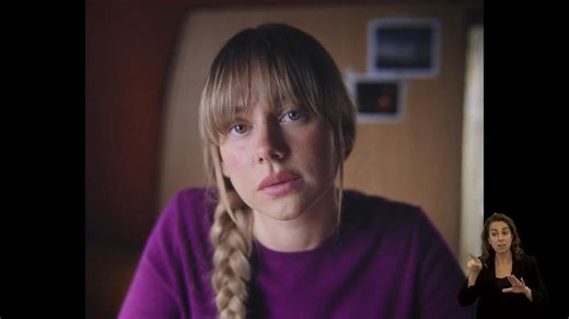 Ester Expósito y la crueldad de la violencia vicaria en la campaña del Gobierno por el 25N