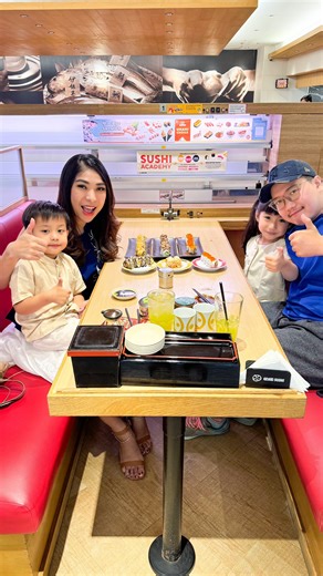 Elvira Tjan on Instagram: "🎉 Sushi Time with Family! 🍣✨ Clairine happy banget bisa traktir sekeluarga di Genki Sushi! 🎊 Apalagi ada Family Package yang super lengkap, sushi-nya fresh, dan diantar pakai Kosoku Lane—bikin makan makin seru! 🚄🔥 Cuma Rp250.000, sudah dapat paket komplit buat ramean! Jangan sampai kelewatan, promo cuma sampai 28 Februari! 😍🍣 Yuk, family time di Genki Sushi! 💛 #GenkiSushi #FamilyPackage #SushiTime #KosokuLane #MakanSeru"