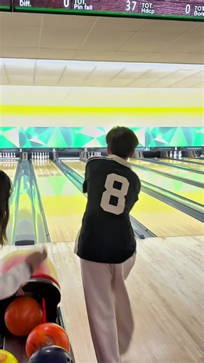 Beginner Guide to Two-Handed Bowling Techniques