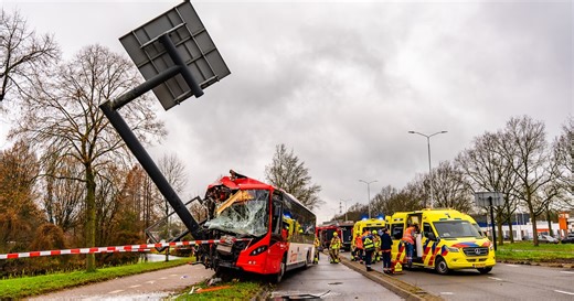 Lijnbus ramt verkeerspaal in Nijmegen, acht inzittenden gewond