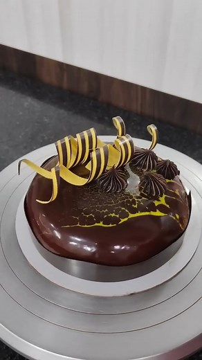 pastel de chocolate decorado con glaseado y detalles de chocolate #chocolate #birthday #cake #pastel #bolo | La pastelería soñada