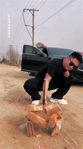 Automatic spring-loaded telescopic three-section stick, one-button operation...