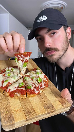 Emre Gökgöz on Instagram: "🍕 Unsuz pizza tarifimi buraya bırakıyorum. 📗 Fit Tarifler kitabımda 72 tarif sizi bekliyor, link bio’da! - ⤵️ Malzemeler 1 büyük kutu ton balığı 1 yumurta kekik, karabiber domates püresi rende kaşar - 🔥 220 derecede 15-20dk pişirebilirsiniz. - ⤵️ Besin değerleri Kalori, kcal: 334 Protein, g: 34 Karb, g: 1.2 Yağ, g: 20 - Takipte kalın, devamı gelecek! 🍌 • • • #fityemek #tarif #fit #fittarif #kahvalti #yemektarifleri #diyet #beslenme #fitness #protein #sporcu #spor