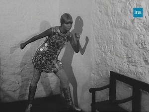 🔧 LA FEMME-MÉTAL💄. 1968, révolution dans la mode !! La femme se pare de métal de la tête au pied. Ce reportage des Actualités françaises nous présente ces nouveautés avec humour et poésie. Regardez 👇 | INA